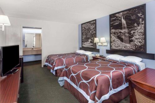 Super 8 by Wyndham Kingston in Kingston, USA