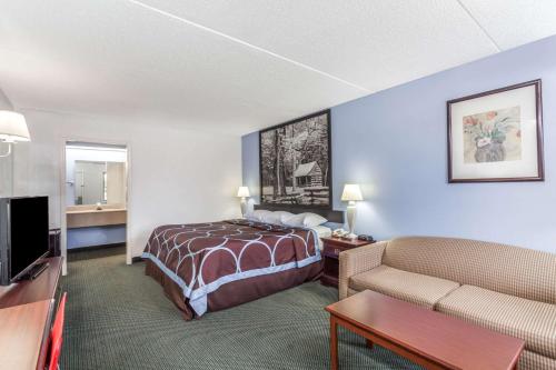Super 8 by Wyndham Kingston - main image