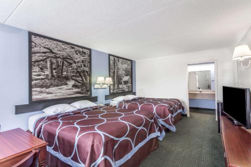 Super 8 by Wyndham Kingston in Kingston, USA