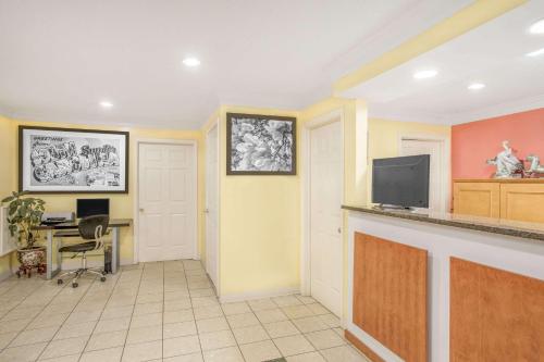 Super 8 by Wyndham Sumter in Sumter, USA