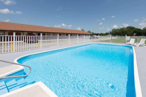 Knights Inn - Chanute - image 6