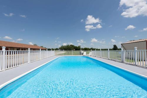 Knights Inn - Chanute - image 2