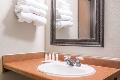 Knights Inn Litchfield in Litchfield, USA
