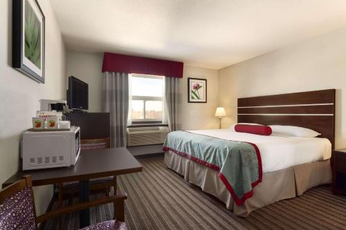 Super 8 by Wyndham Saskatoon Near Downtown