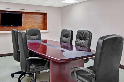 Super 8 by Wyndham Jamaica North Conduit - image 2