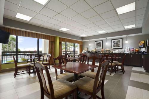 Super 8 by Wyndham Calhoun in Calhoun, USA