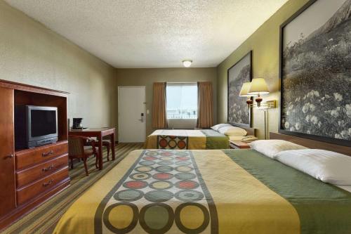 Super 8 by Wyndham Ridgecrest - image 2