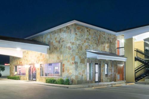 Super 8 by Wyndham San Antonio Near Fort Sam Houston