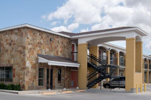 Super 8 by Wyndham San Antonio Near Fort Sam Houston - image 6