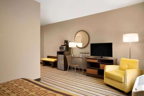 Super 8 by Wyndham Hershey - image 4