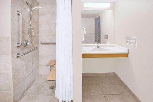 King Room - Disability Access - Non-Smoking