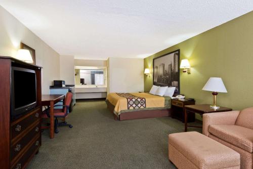 Super 8 by Wyndham Huntersville/Charlotte Area - image 3