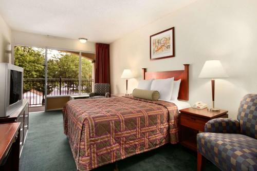 Travelodge by Wyndham Waukegan Gurnee in Waukegan, USA