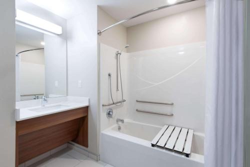 Deluxe Queen Room - Disability Access/Non-Smoking