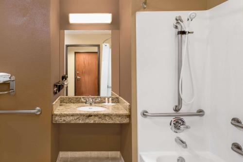Microtel Inn & Suites by Wyndham - image 9