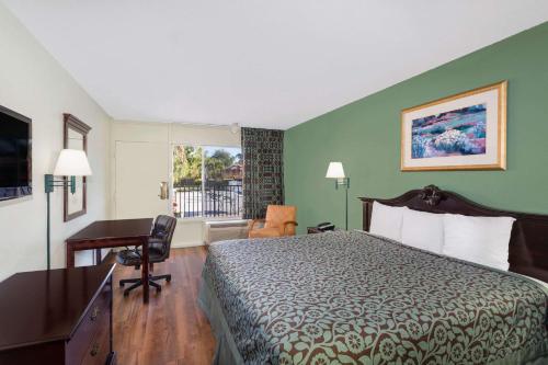 Travelodge by Wyndham Fort Myers North