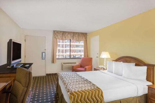 Travelodge by Wyndham Reno - image 8