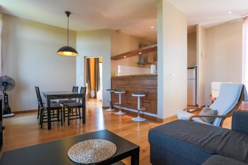Apartment with Pool View
