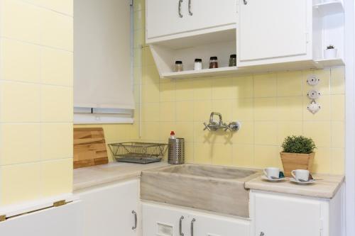 Chic Flat in the Heart of Athens by UPSTREET - image 13