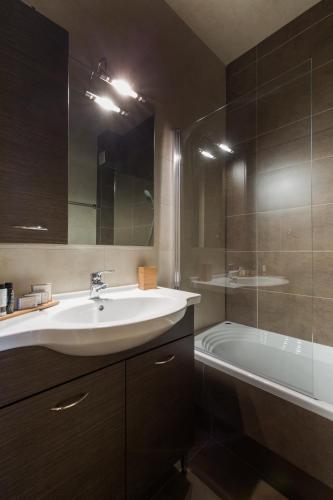 Stylish and Spacious 2BD - Thiseio by UPSTREET - image 6