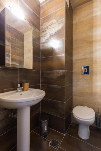 Stylish and Spacious 2BD - Thiseio by UPSTREET - image 11