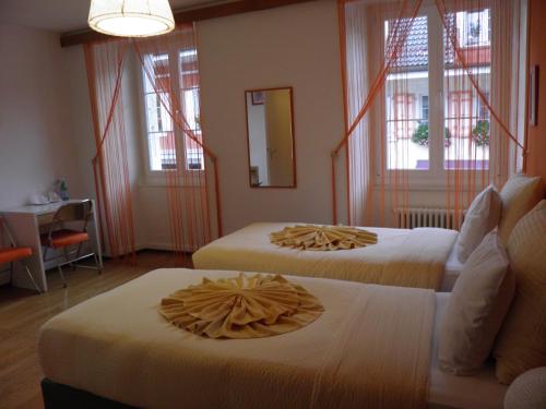 2 twin beds