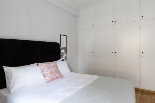 Acropolis Core Bright & Modern Apartment by UPSTREET - image 12