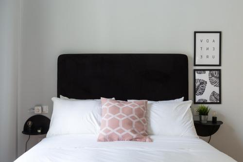 Acropolis Core Bright & Modern Apartment by UPSTREET - image 3