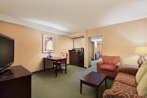 University Plaza Hotel & Convention Center