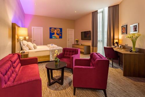 Admiral Hotel - image 3
