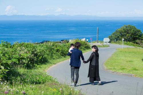 Room with Carpeted area, Open Air Bath and Partial Ocean View- Non-Smoking 