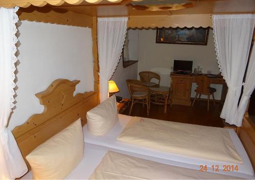 2 twin beds