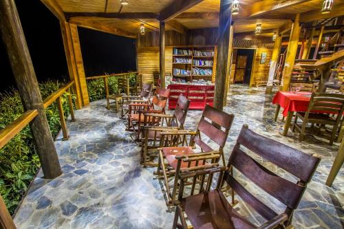 ผับ/เลาจน์, Macaw Lodge in การารา