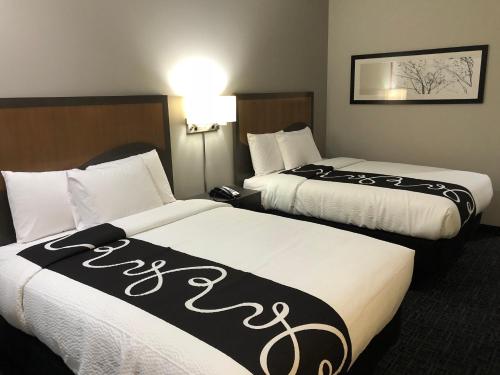 Hotel Glenpool Stop at Hotel Glenpool to discover the wonders of Glenpool (OK). Both business travelers and tourists can enjoy the propertys facilities and services. Service-minded staff will welcome and guide you 