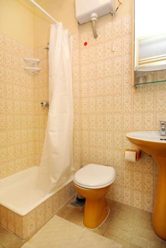 Triple Room Vrboska 540e - image 7