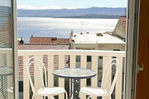 Apartments with a parking space Bol Brac - 12474
