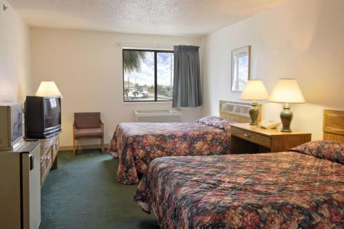 Super 8 by Wyndham Aransas Pass - image 2