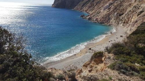 132581105 Milos Cove