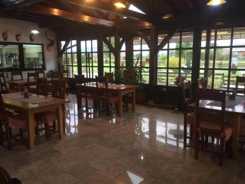 Restaurant, Bed and Breakfast Albatros in Perušić
