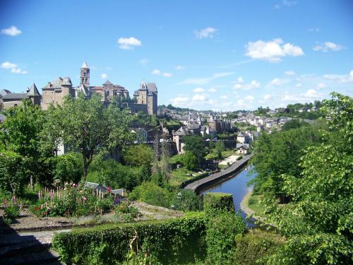 Logis Hôtel Teyssier - Hotel - Uzerche