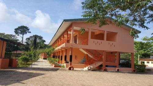 Vista exterior, Hans Cottage Botel in Cape Coast