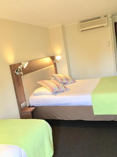 1 double bed, 2 twin beds