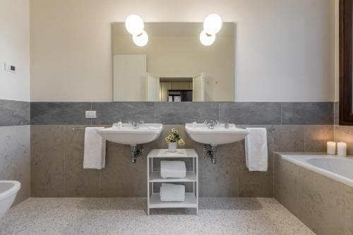Sartor Apartment Canal View - image 9
