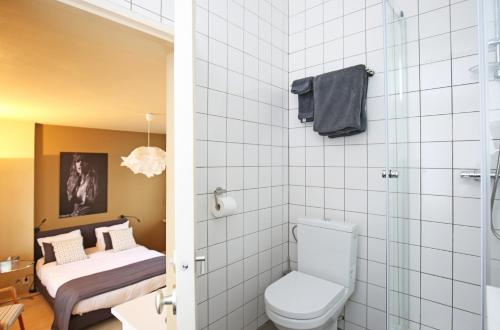 Canal Studio Apartment - image 12