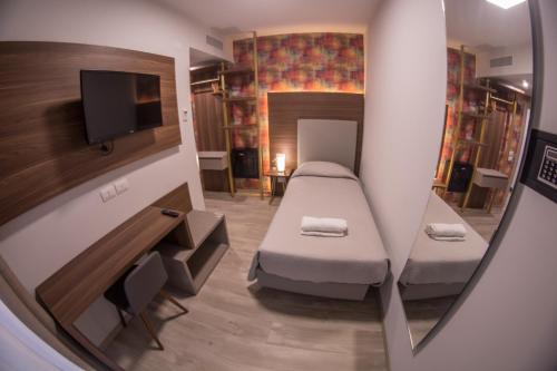 8room Hotel - image 7