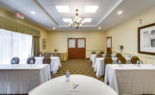 Monte Carlo Inn Barrie - Newly Renovated