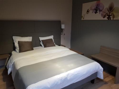 1 queen bed, 1 sofa bed