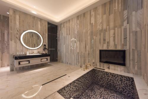 Bathroom, GREEN PALM MOTEL in Yuanlin Township