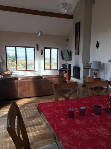 House with sea views close to Beach with WiFi and large kitchen and dining