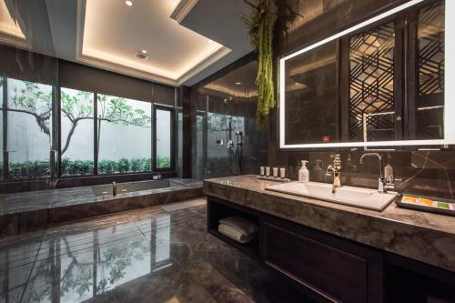 Bathroom, GREEN PALM MOTEL in Yuanlin Township